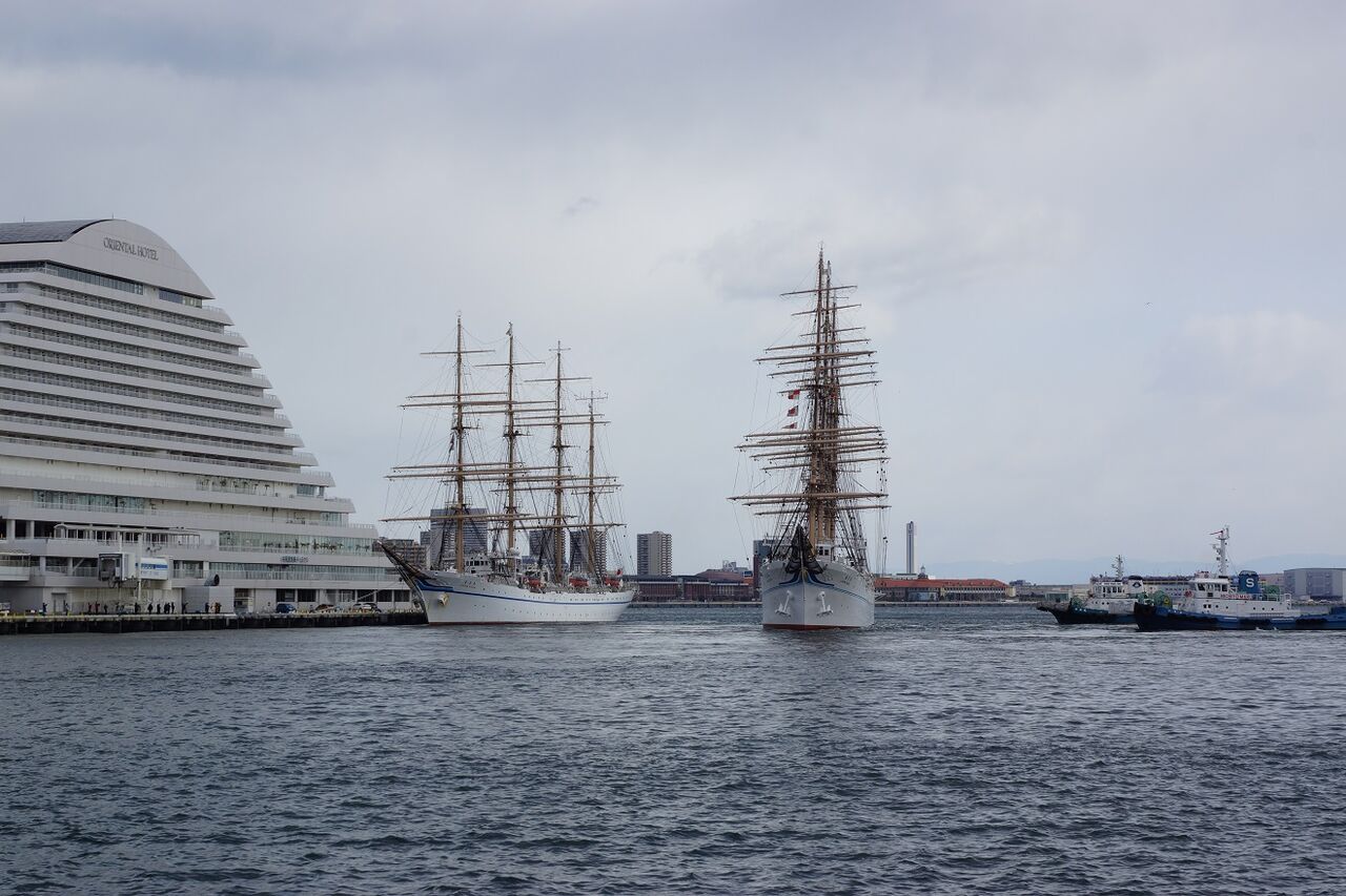 海王丸がお先に出港 船と花と風景と