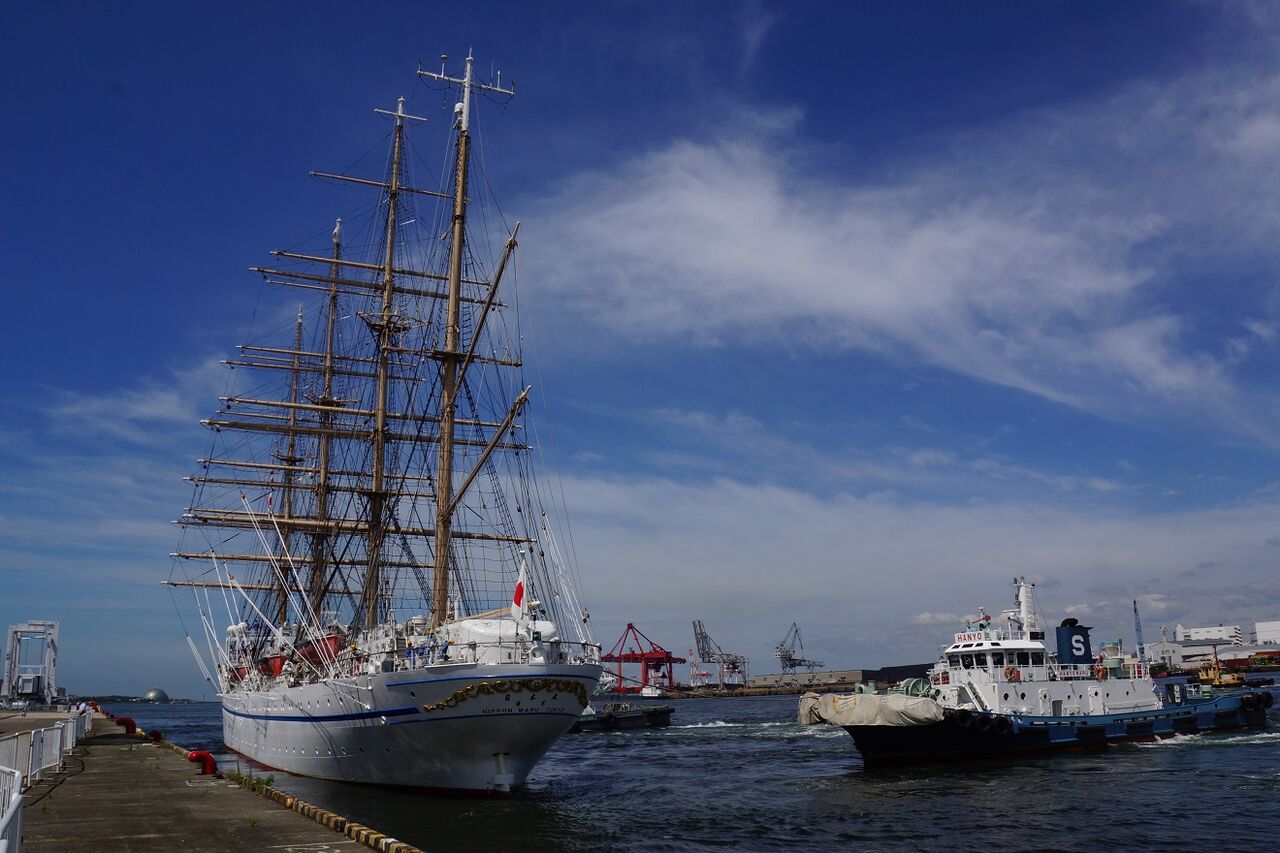 日本丸 大阪港を寂しく 出港 船と花と風景と