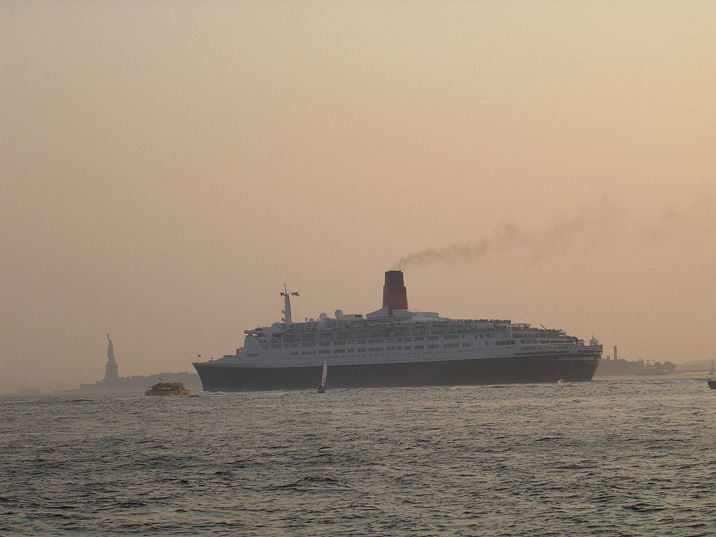 QE2 出航 : クルーズに狂うず