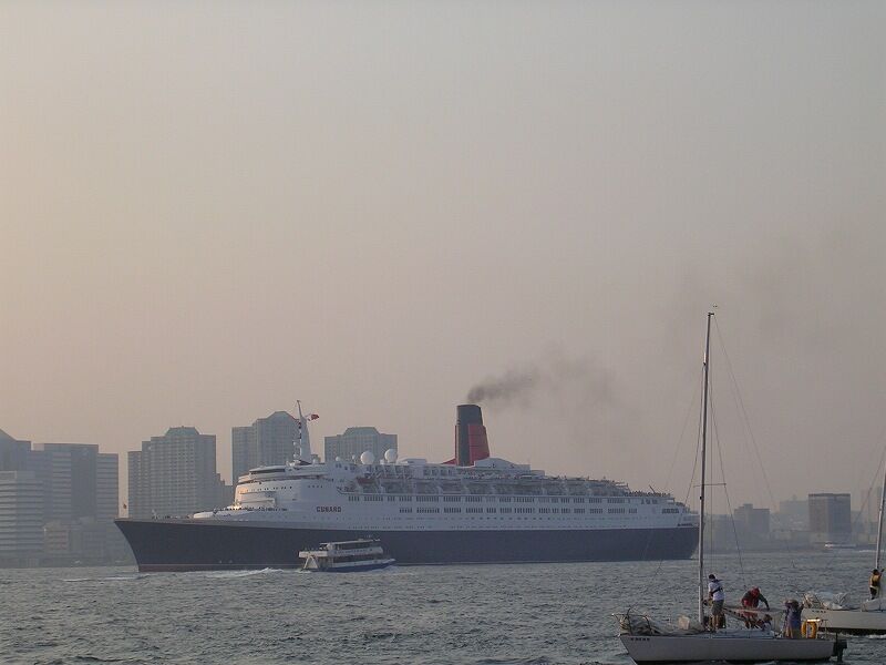 QE2 出航 : クルーズに狂うず