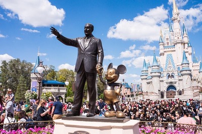 【速報】 東京ディズニーランドのキャストさん、中国人観光客にブチ切れ怒鳴る 中国人観光客は他キャストや上役から謝罪を獲得「許しません」