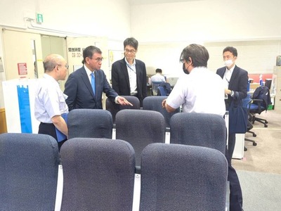 河野太郎、東京入管を視察「鍛錬場の半分には机が置かれて、事務室と化していました」「難民認定の申請者が多く長い行列も」「韓国の取締り強化で日本に流れてきた」