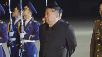 【速報】北朝鮮兵の遺体がロシアから到着、出迎えた金正恩総書記(影武者)が耐えられず情けない顔で泣く→涙を流して称賛したという謎の報道に変更 2025y08m24d_075602316