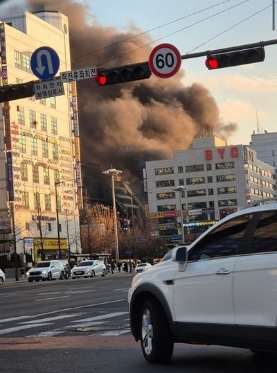 【速報】韓国の年末年始が地獄すぎると話題 今度は首都ソウルの8階建て商業ビルで丸ごと大規模な火災が発生「多数の人が取り残されているか」 【速報】韓国の年末年始が地獄すぎると話題 今度は首都ソウルの8階建て商業ビルで丸ごと大規模な火災が発生「多数の人が取り残されているか」