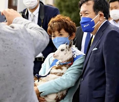 【悲報】石丸伸二さん、酷暑の選挙演説でペンギンを抱き「ボランティア本部長に」→熱中症寸前の危険な状態だったと判明 no title