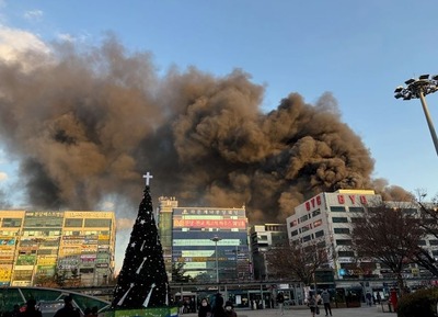 【速報】韓国の年末年始が地獄すぎると話題 今度は首都ソウルの8階建て商業ビルで丸ごと大規模な火災が発生「多数の人が取り残されているか」 【速報】韓国の年末年始が地獄すぎると話題 今度は首都ソウルの8階建て商業ビルで丸ごと大規模な火災が発生「多数の人が取り残されているか」