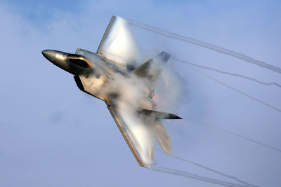F22-Raptor-With-Vapor