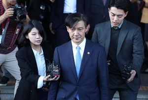 【悲報】韓国・文大統領のお気に入りチョ前法相に逮捕状「罪状:職権乱用」