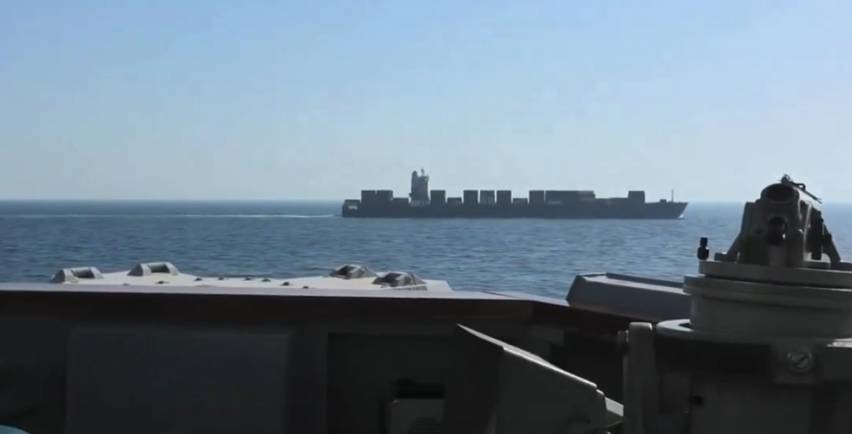 【オマーン湾】米駆逐艦が艦載砲でイラン大型貨物船の機関室をピンポイント攻撃　強制拿捕