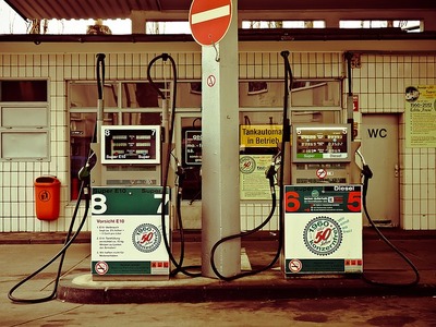 gas-station-g758eca418_640