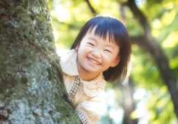 木陰から子供