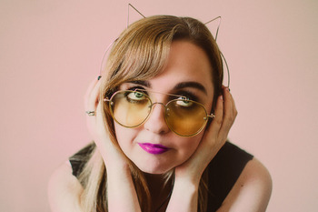 quirky-woman_FOWGSZEWBU