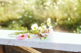 手すりに置かれた花束
