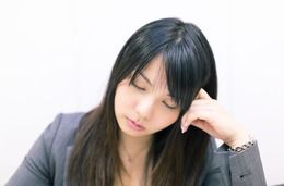 考える。