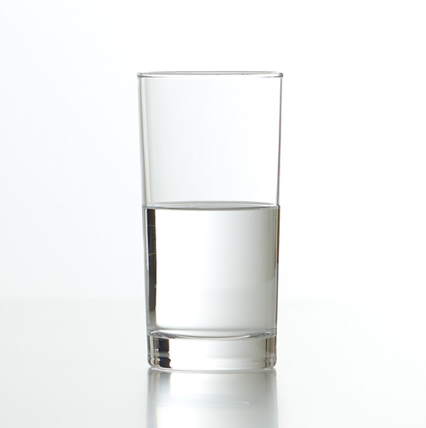 コップに水半分