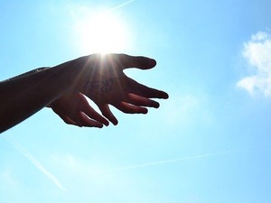 hands-1384735__340