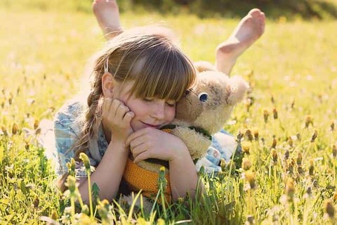 girl-hugs
