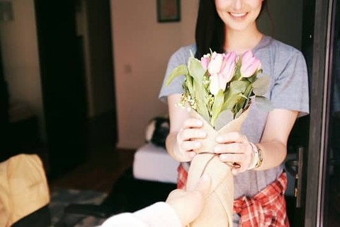 girl-receives-flower