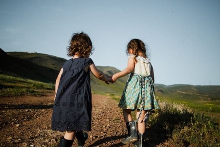 hold-hands-children