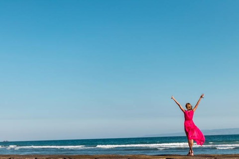 女性と海