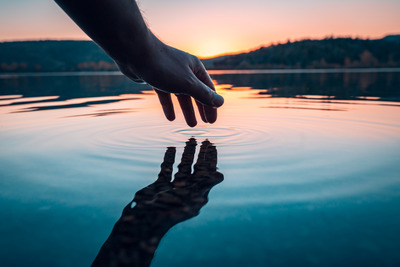 Finger-on-mountain-lake