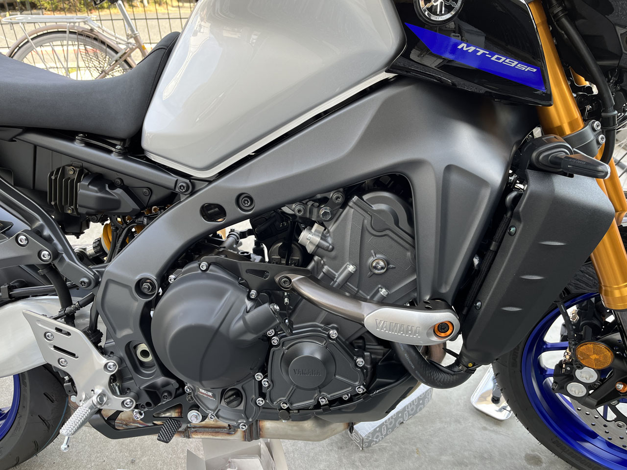 MT-09 SPにサイドプロテクターを付けた : Salaryman C3