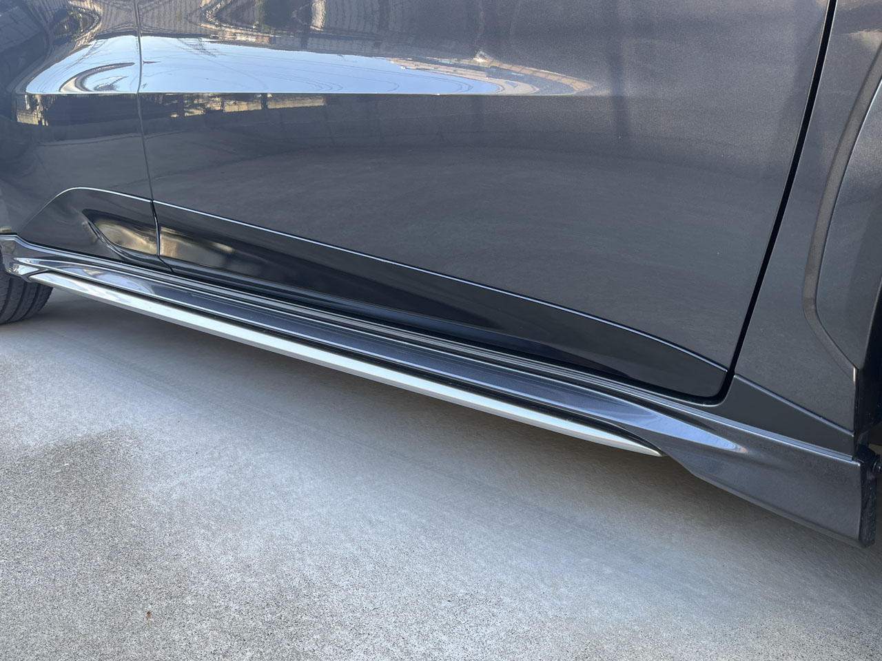 レクサスLBX ドアモール　純正塗装品209 ブラックマイカ レクサスLBXのドアモールディングをブラック塗装化した