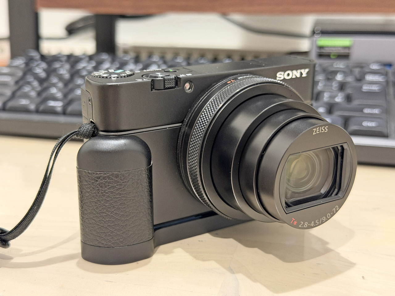 ソニー DSC-RX100M7にJJCハンドグリップを付けた : Salaryman C3