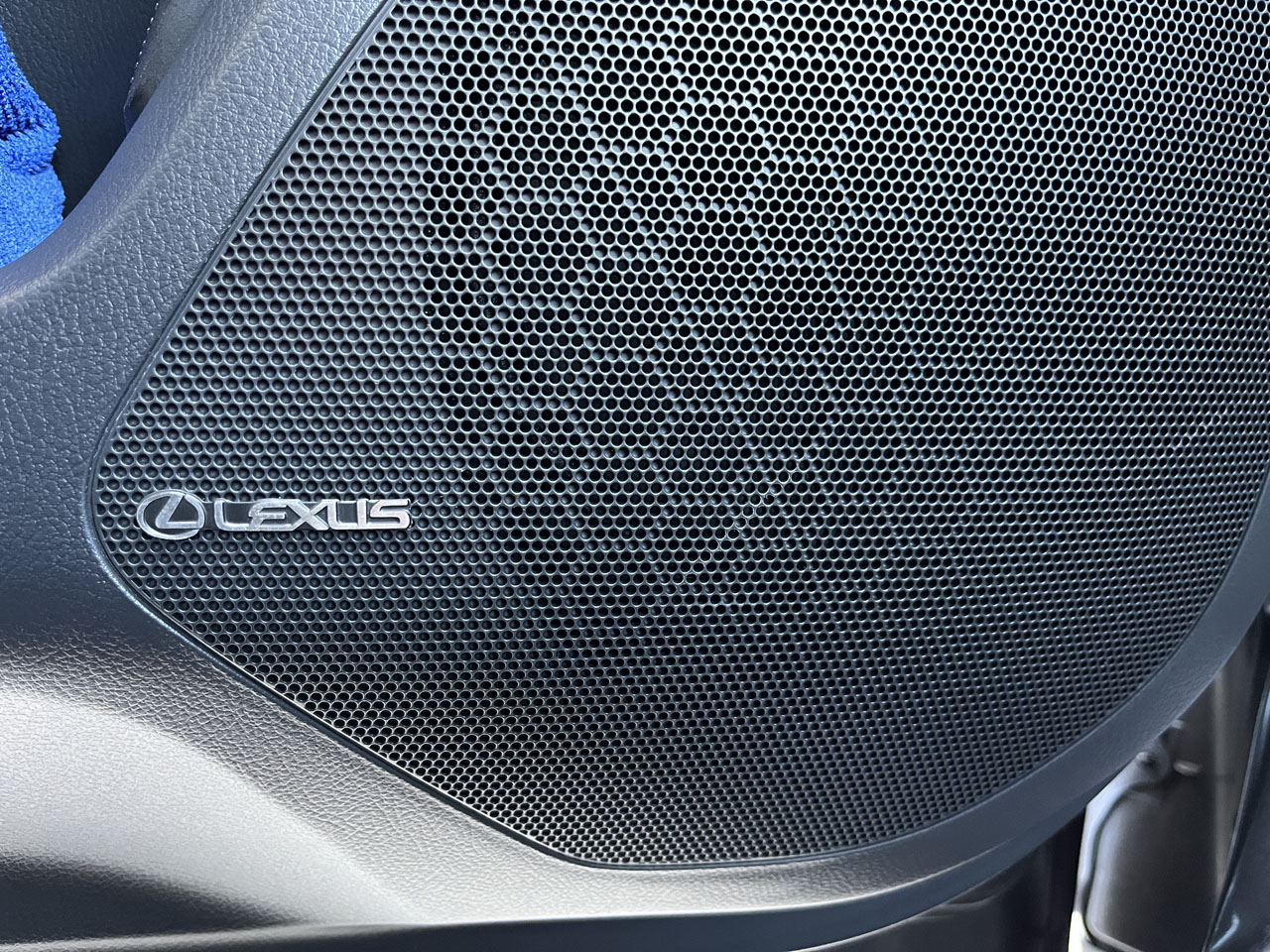 LBXのスピーカーにレクサスエンブレムを貼ってみた【LBXオーディオ評