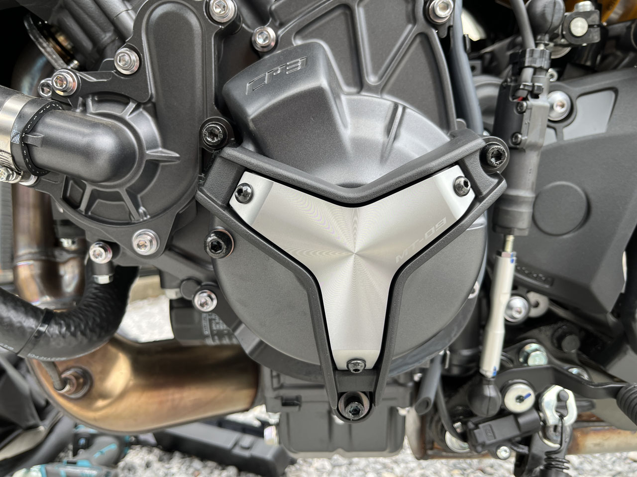 MT-09 SPにワイズギアのエンジンプロテクターを付けた : Salaryman C3