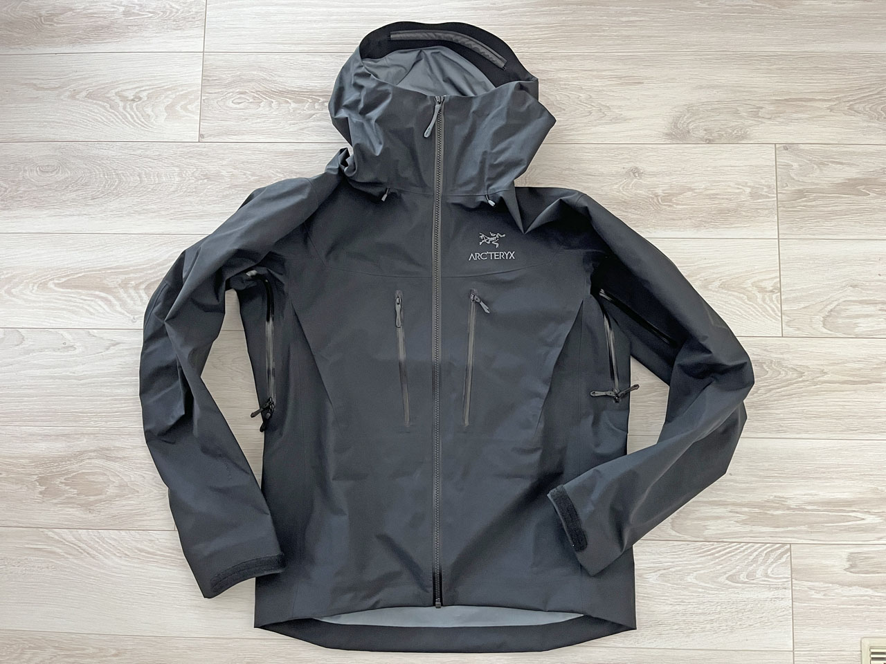 ARC'TERYX アークテリクス　アルファSV メンズM グレー 2024 アルファ SV ジャケット メンズ – アークテリクス公式オンライン