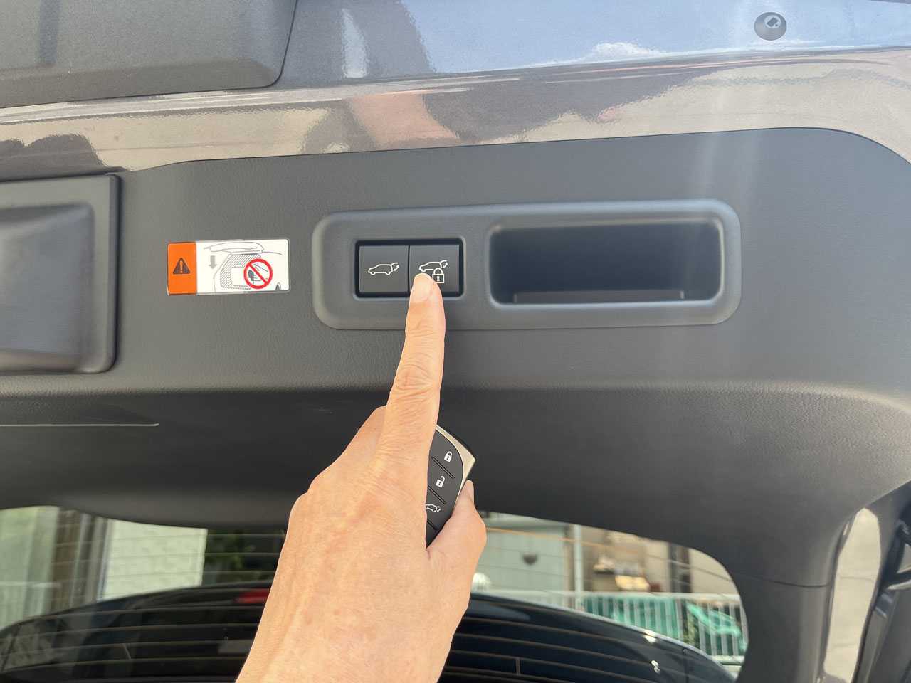 レクサスLBXの車両カスタマイズ【降車オートロックなど】 : Salaryman C3