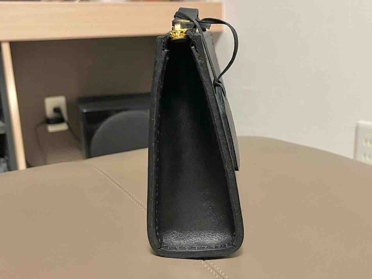 美品【HERZ】セカンドバッグ　スマートタイプS  レザー　ブラック 革好きの男性が持つシンプルな薄マチタイプのセカンドバッグ「革