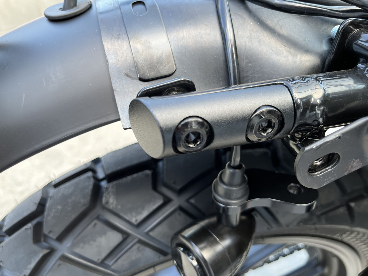 MUTT Motorcycles FSR250にツーリングフックを取付ける : Salaryman C3