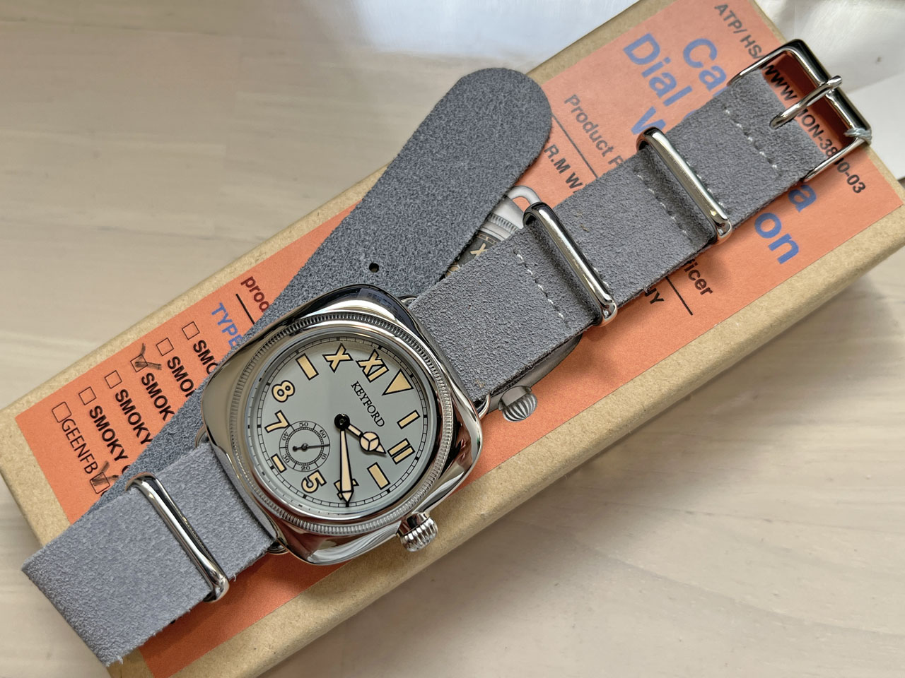 モントルロロイ M.R.M.W. クッションウォッチ カリフォルニアダイヤル 