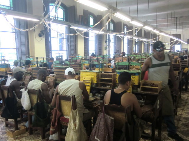 葉巻工場見学 ハバナ Cuba キューバ からbuenas