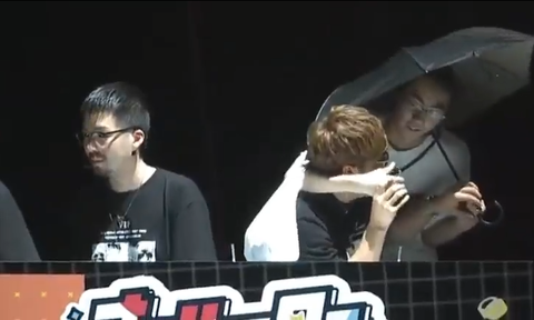 【速報】ヒカキンさん、イベント中に襲撃される