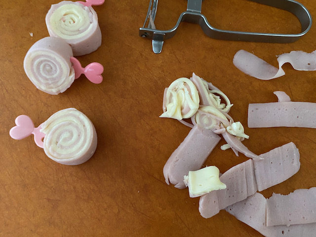 お弁当のすき間埋めにもおすすめ くるくるチーズ魚肉ソーセージ 素敵アイディアです ローマのおいしい生活in東京 Powered By ライブドアブログ