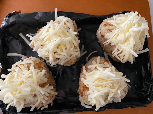 カリッとチーズとおかかが香ばしい焼きおにぎり ローマのおいしい生活in東京 Powered By ライブドアブログ