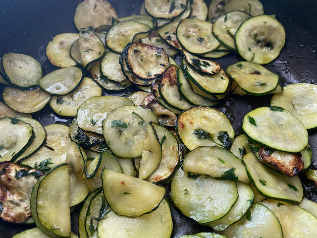 【パセリとズッキーニページ】 ズッキーニ料理はこれが一番！シンプルにおいしさを味わう