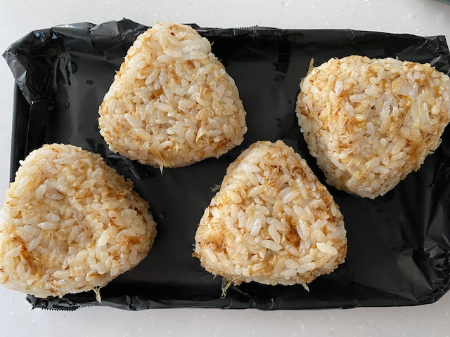 カリッとチーズとおかかが香ばしい焼きおにぎり ローマのおいしい生活in東京 Powered By ライブドアブログ