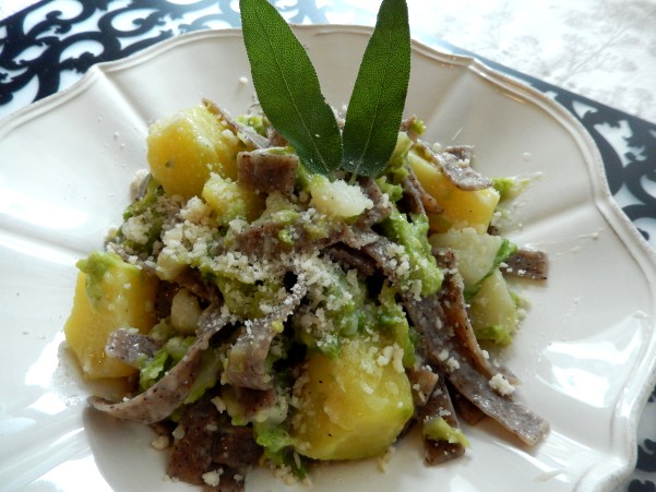 ট ইট র Hine Mizushima 水島ひね 昨日は母親の三周忌だったのでお墓まいりして 帰りに兄夫婦に 蕎麦粉を使ったイタリアン のランチに連れてってもらった 私のはボンゴレロッソ蕎麦粉スパゲティ 2番目はゴルゴンゾーラの蕎麦粉ニョッキ 3番目はチーズの蕎麦