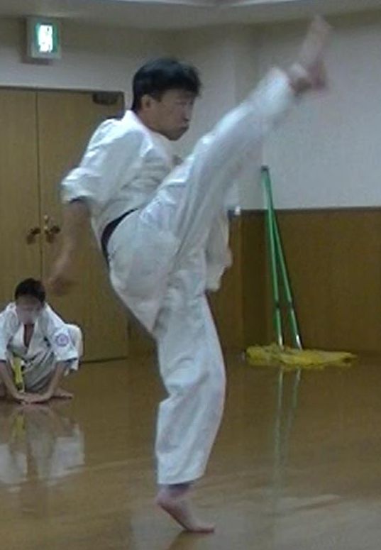体の硬い中年の 高い蹴り技を考える 中年空手百条委員会
