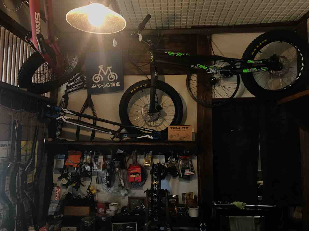 自転車とカレー みやうら商会】春日原（福岡）〜自転車アイテムに囲ま 