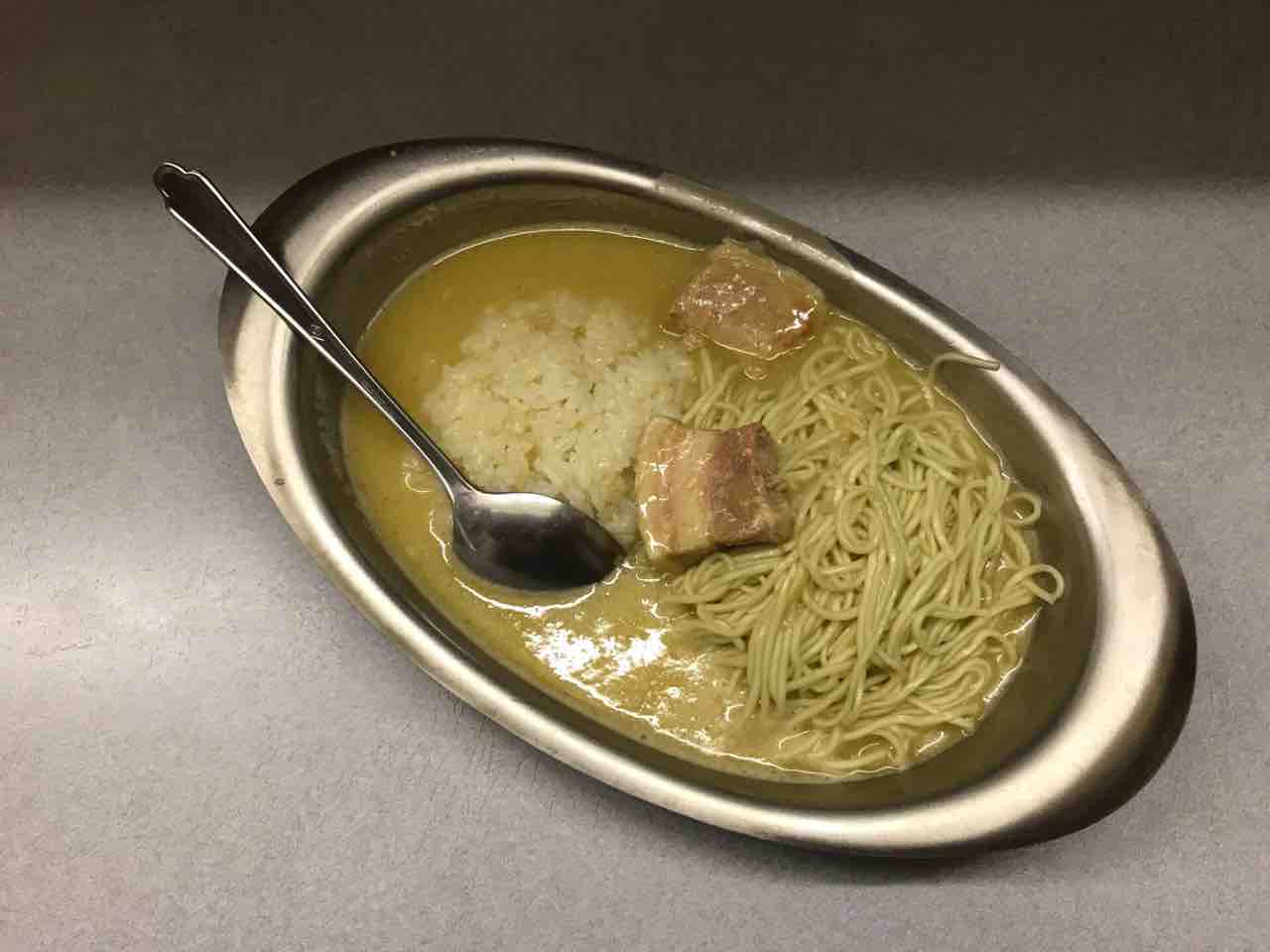 黒門屋らーめん 総本店 日本橋 麺とご飯が入った個性的な豚骨カレーラーメン 大阪 福岡カレーステーション