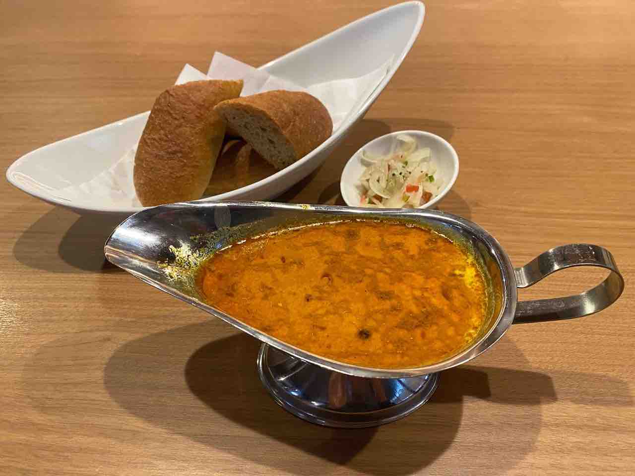 Wiz 日田 大分 日田で味わう九州スリランカカレー スリランカ大統領も食したスニルシェフのアーユルヴェーダチキンカレー 厚切り牛タン 赤身焼肉のワインレストランwiz 大阪 福岡カレーステーション