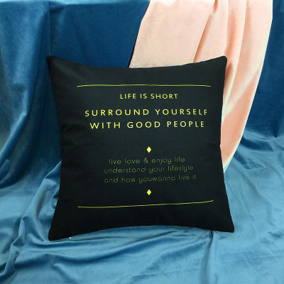 金色文字の黒いクッションカバー