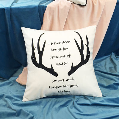鹿の角と英文の白いクッションカバー