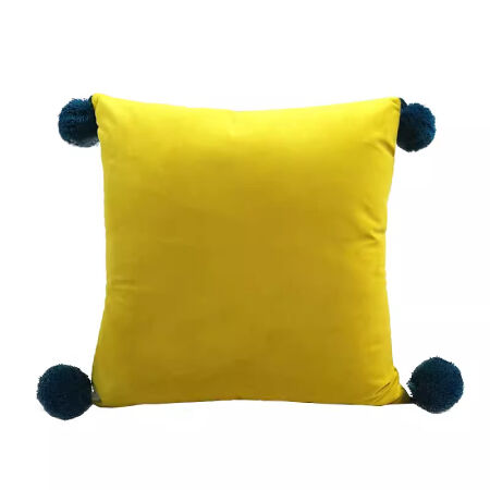 ポンポン付きのクッションカバー