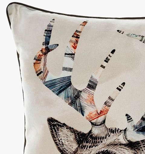 アーティステックな鹿の柄のクッションカバー2